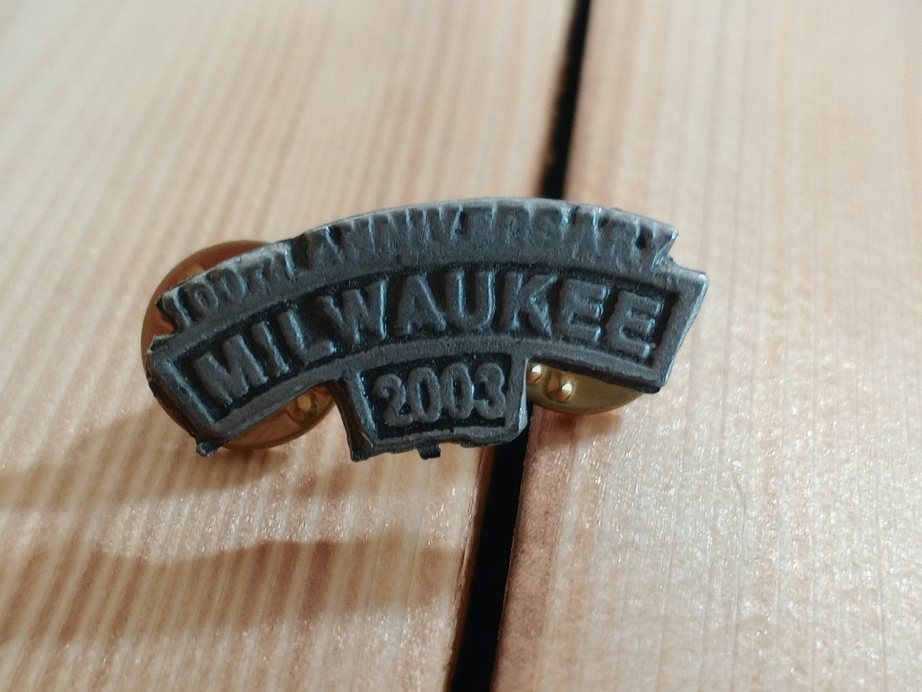 Harley-Davidson Placchette & Badge: Milwaukee 100th Anniversary Pin 2003 - Harley Davidson – Nuovo (secondo la descrizione) da Waldenburg venduto da Wild_Thing_II 2