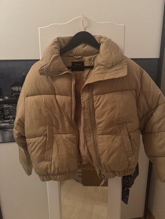 Bershka Puffer Jacke XS Beige - Ideal für den Übergang!