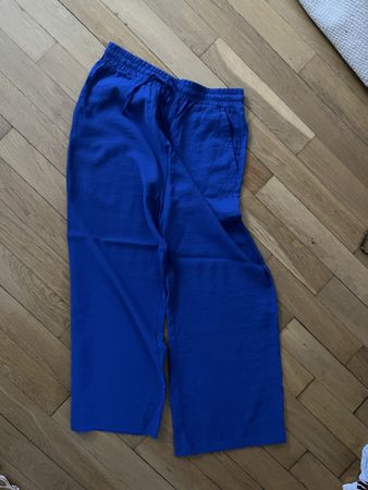 Blaue Stoffhose