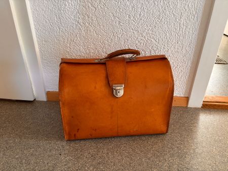 Grosse Ledertasche / Arzttasche in gutem Zustand.