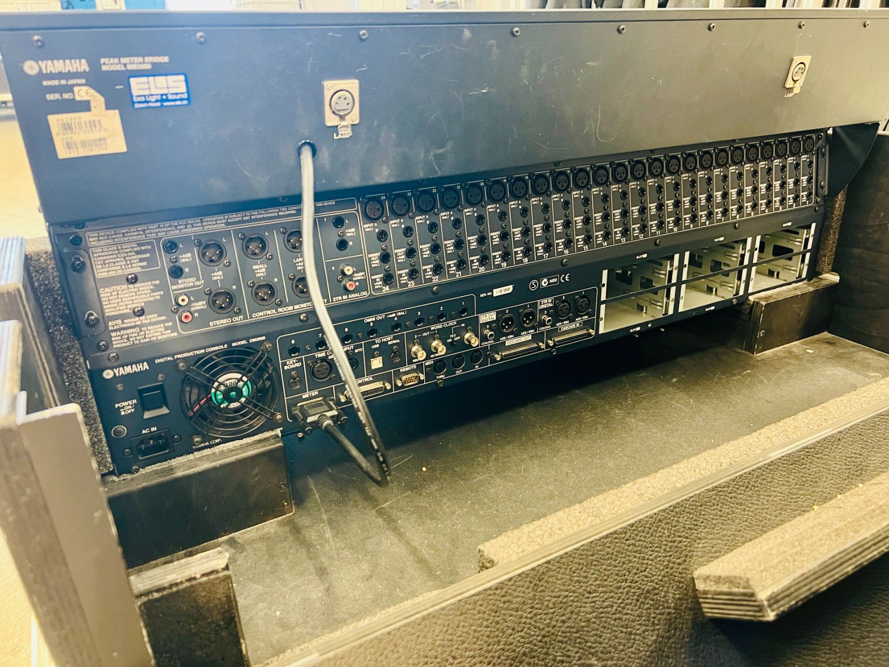 Yamaha Console di mixaggio: Yamaha DM2000 V2 Digital Mixer inkl. Meter Bridge und Case – Usato da Dietikon venduto da ExaLightAndSound 3
