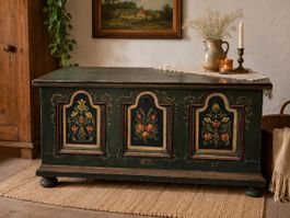 Antike Truhe mit Blumenmotiven