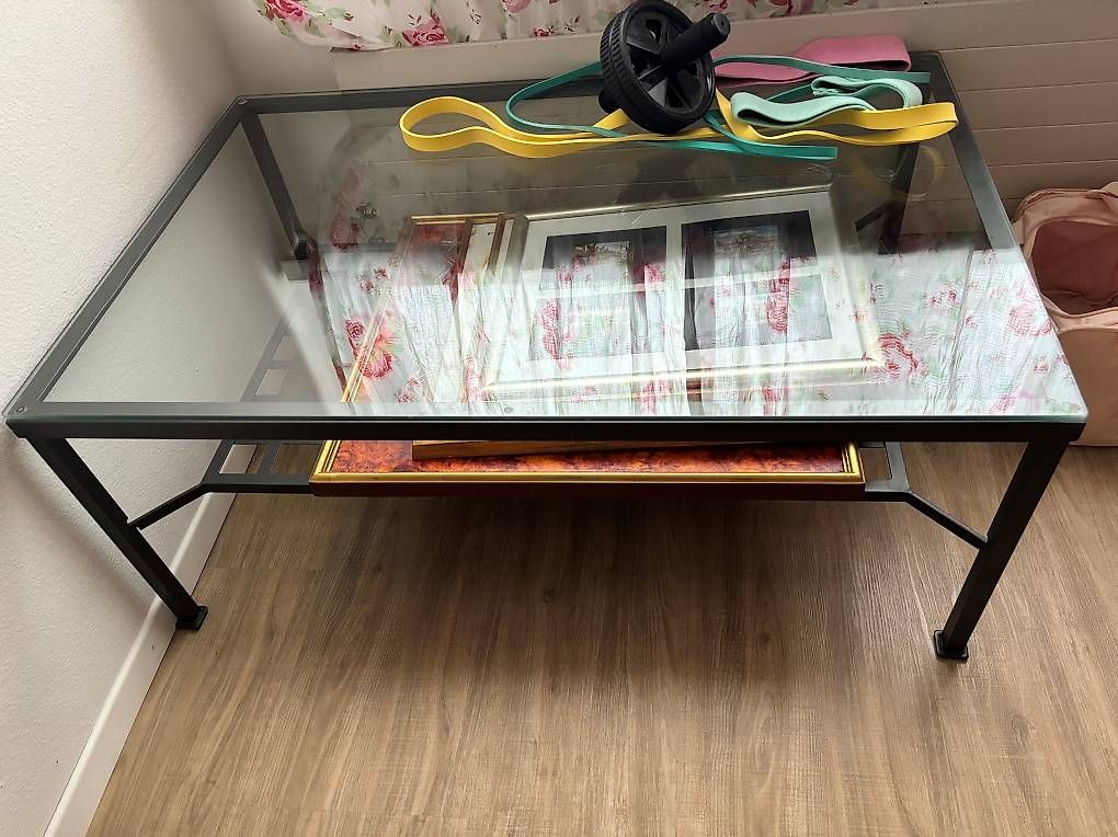 Tavoli: Tisch mit Glas aus Metall – Usato da Unterlunkhofen venduto da alexalexy 1