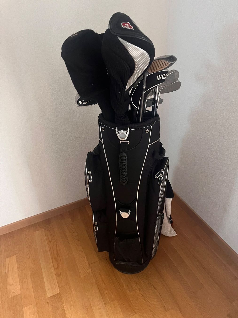 Wilson Mazze & Set: Sac de golf Wilson Staff complet et accessoires – Usato da Sion venduto da crm_f5f9 3