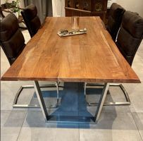 Massiver Designer Tisch mit Naturkante (Akazie)