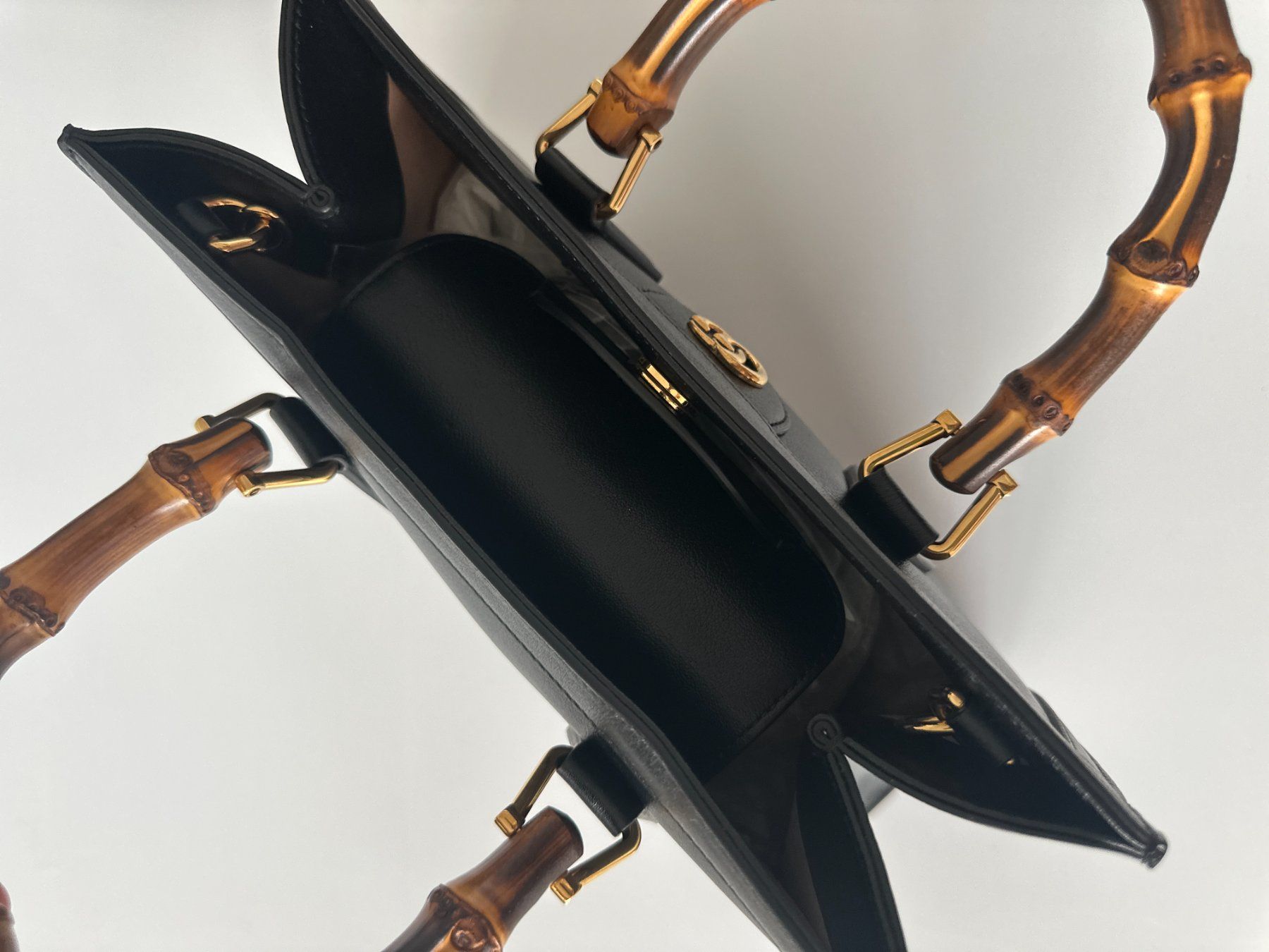 Gucci Taschen für Damen: New classic bag Gucci Diana – Neu und originalverpackt aus Lugano von juledo 5