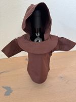 Neue kleine Mönchskutte für Weinflasche