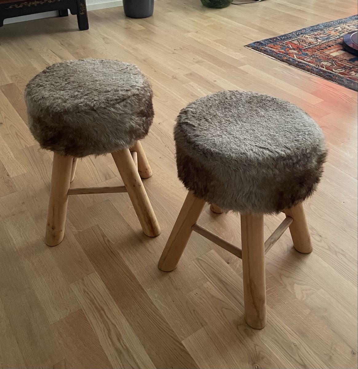 Hocker: 2 Kunstfellhocker – Gebraucht aus Zürich von shineshineshine