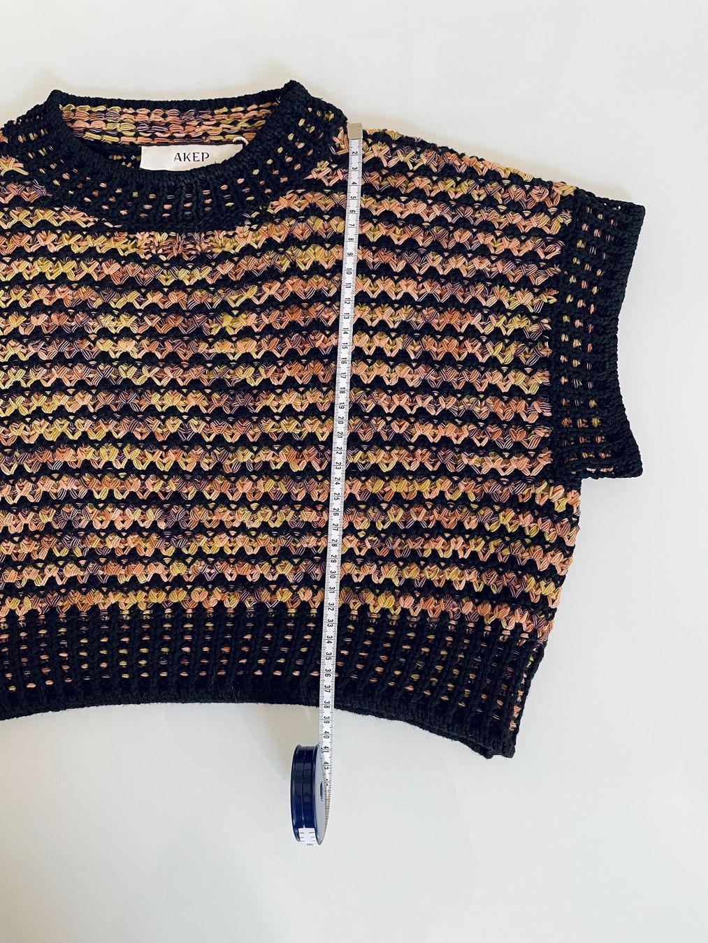 Top: Top AKÈP M multicolor crochet/cropped nuovo – Nuovo e nell'imballaggio originale da Bellinzona venduto da Sveva-Style-Hunter 5