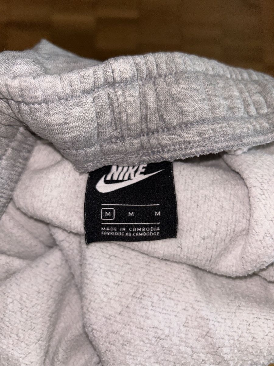 Nike Pantaloni: Nike Jogginghose Grösse M grau – Usato da Bern venduto da sor_5lyt 5