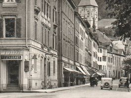 CHUR: Oldtimer in Gasse neben Hotel Lukmanier, Foto-AK 1954
