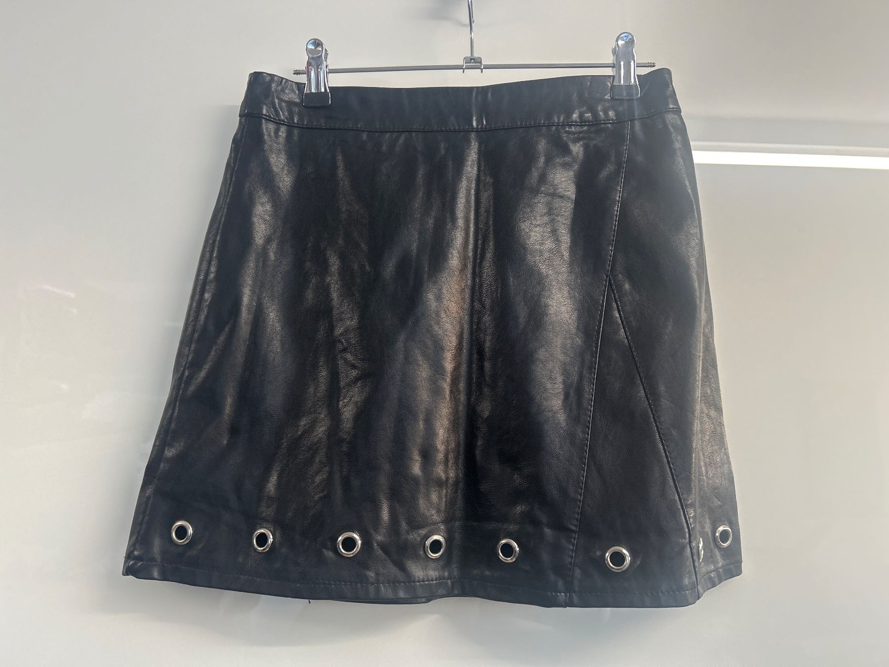 Röcke: Minirock in Lederoptik mit Ösen, schwarz Gr S NEU – Neu und originalverpackt aus Regensdorf von Spyke55
