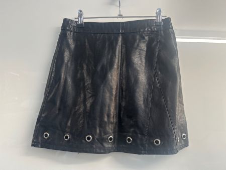 Minirock schwarz in Lederoptik mit Ösen, Gr M Neu