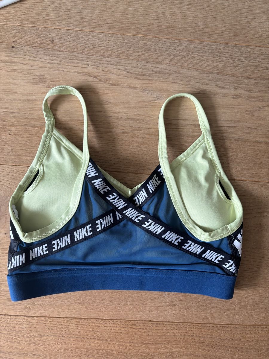 Nike Tops: Sport BH Nike – Gebraucht aus Männedorf von giu_wm6d 1