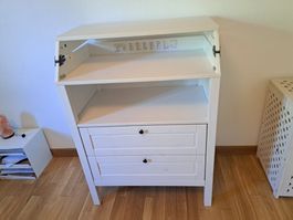 Wickelkommode von Ikea in weiss mit Schubladen, gut erhalten