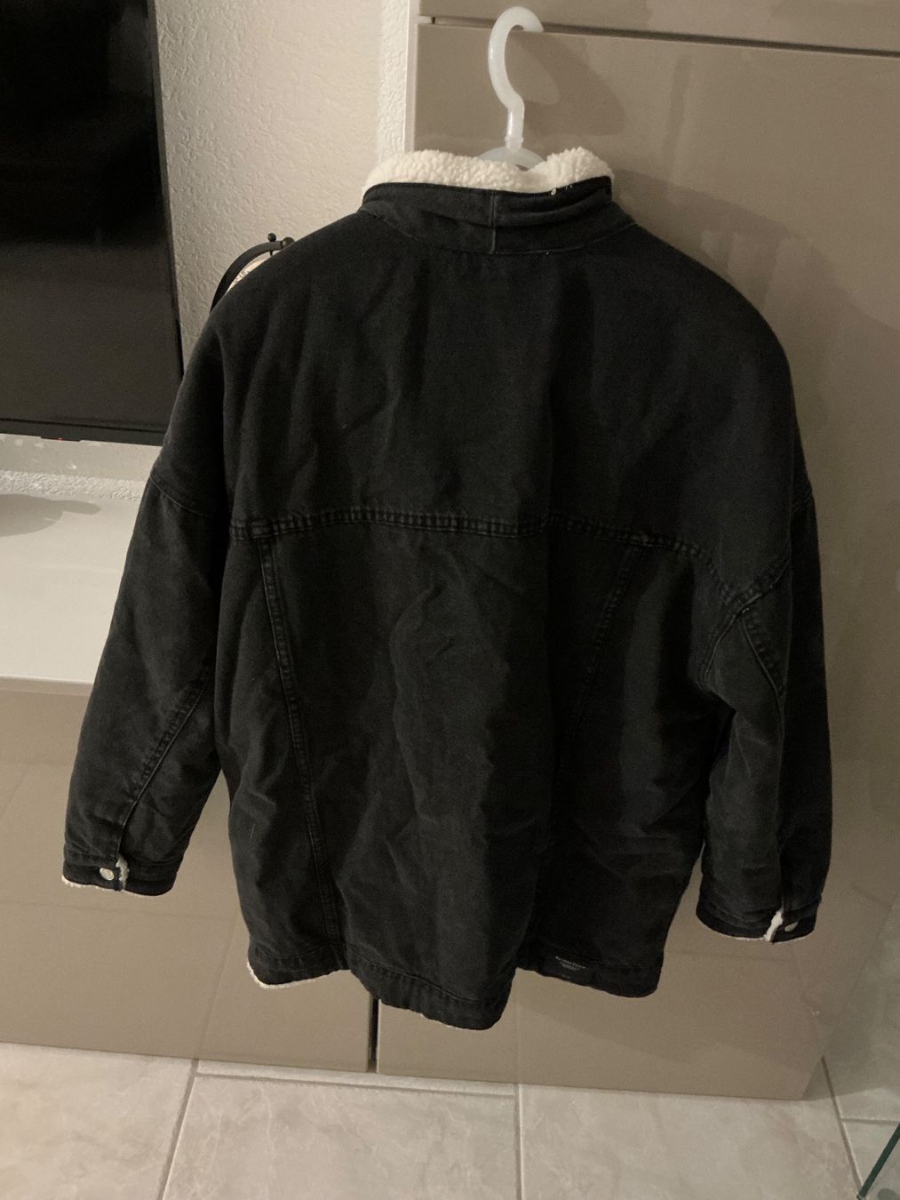 Bershka Giacche: Schwarze Jeansjacke mit Teddyfutter Gr.S Bershka – Usato da Würenlos venduto da Chicca2004 1