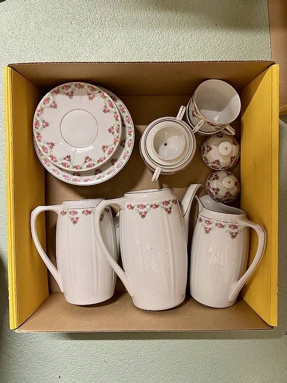 Set di piatti: Altes, schönes Rosengeschirr – Usato da Matten b. Interlaken venduto da SHo3800