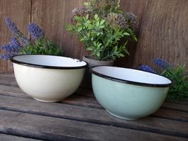 2 hübsche antike Emaille-Schüsseli Mint Sand, Schalen Email