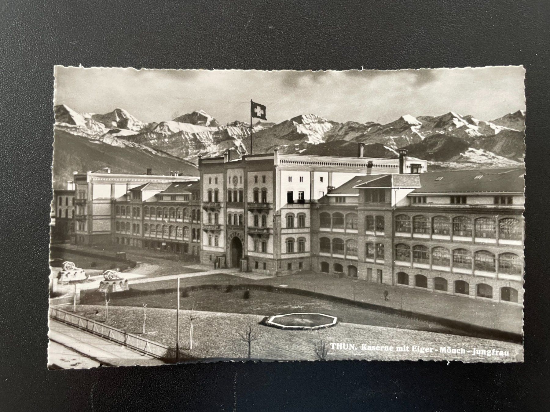 Cartoline postali: AK BE Kaserne Thun mit Eiger, Mönch und Jungfrau – Usato da Thal venduto da Danny82