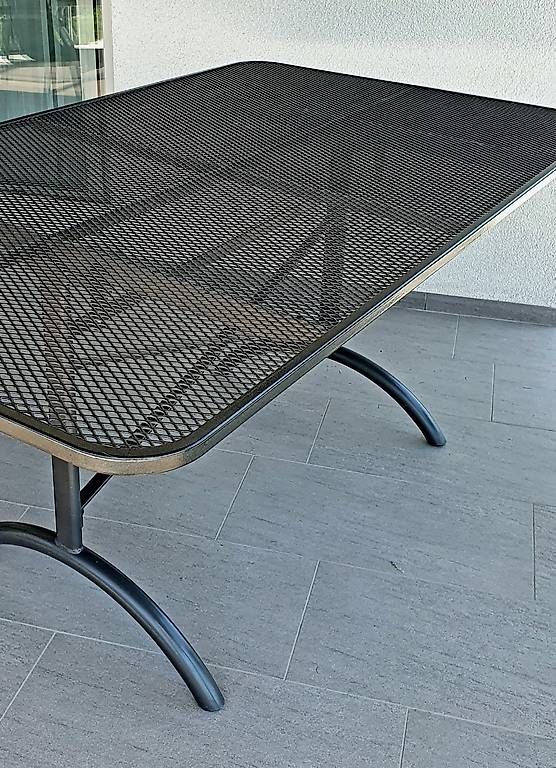 Tische: Gartentisch aus Metall – Gebraucht aus Montlingen von yvro