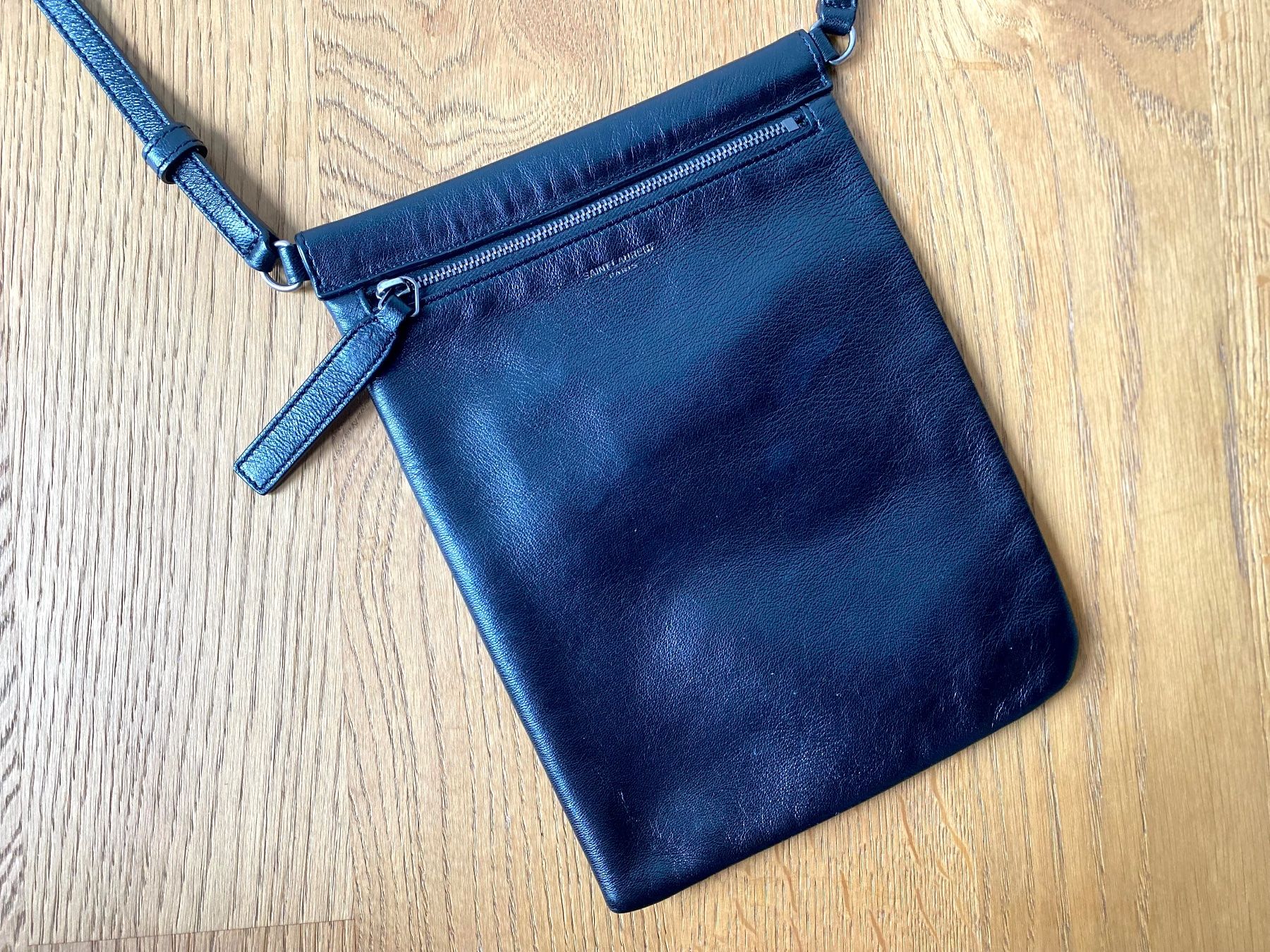 Saint Laurent Borse da donna: SAINT LAURENT Antiqued Lambskin Sid Flat Bag Tasche – Usato da Kriens venduto da hannaandkiko 7