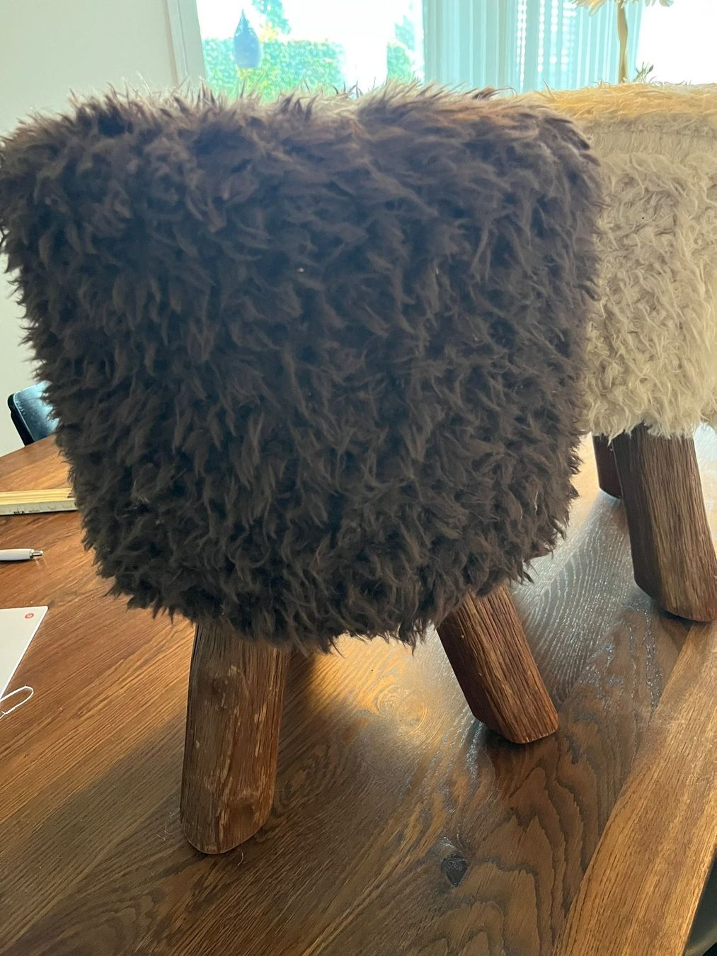 Tabourets: 2 Hocker mit Schaffell Optik – D'occasion à Oberrohrdorf par Anuschka5 1