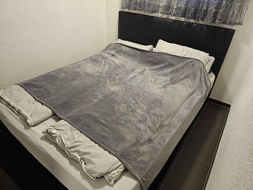 Letti: King Size Bedframe with Mattress, Minor Scuffs! – Usato da Zürich venduto da nik_5tqb 4