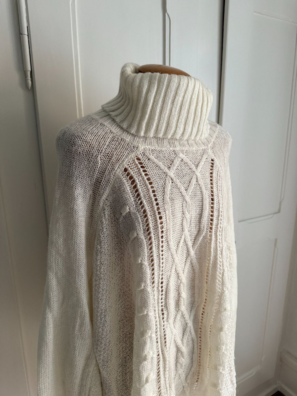 H&M Autres vêtements femmes: Strick Rollkragen Poncho offweiss – D'occasion à Zürich par Diazaio 1