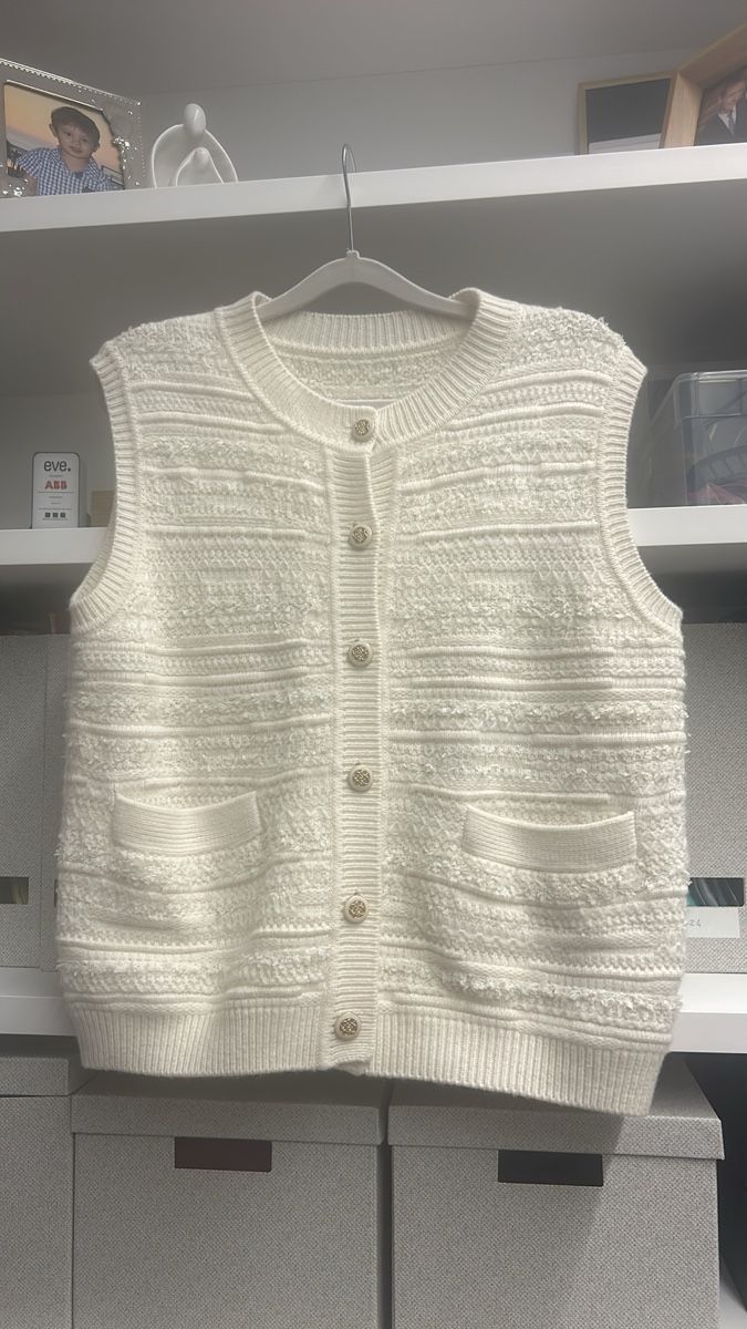 Gilet & Giacche senza maniche: High quality cashmere white knitted vest, size M – Nuovo e nell'imballaggio originale da Zug venduto da luc_8rvs 4