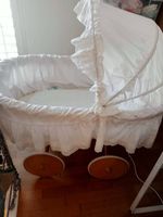 Stubenwagen / Babywagen mit Rädern