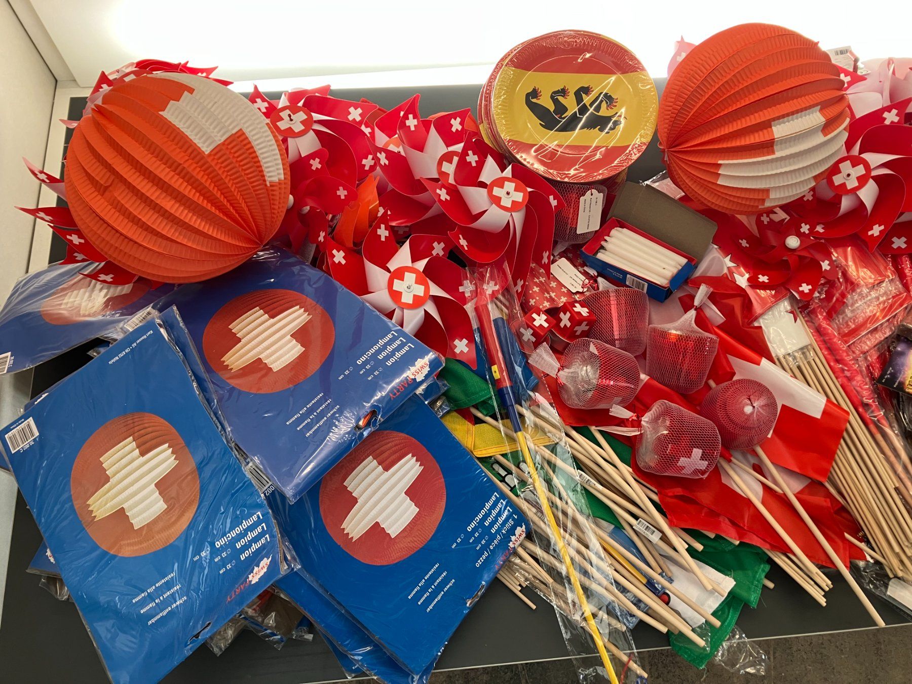 Toutes les décorations: gr. Mischposten div. CH Fan Artikel ab 1.- – Neuf (Voir description) à Lichtensteig par Buy24International 2