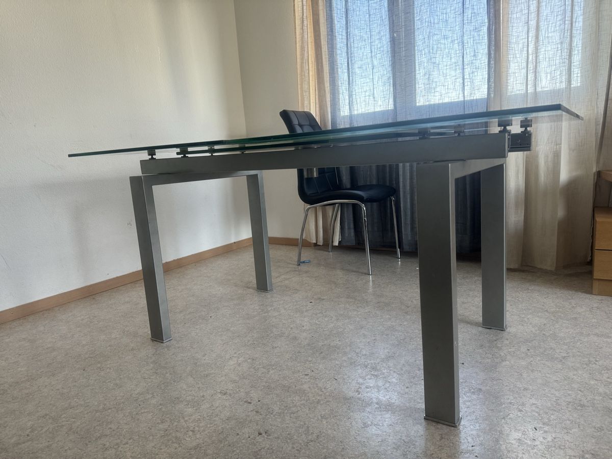 Tavoli: Extendable Glass Dining Table with Metal Legs, Modern – Usato da Zuchwil venduto da DhudraS 4