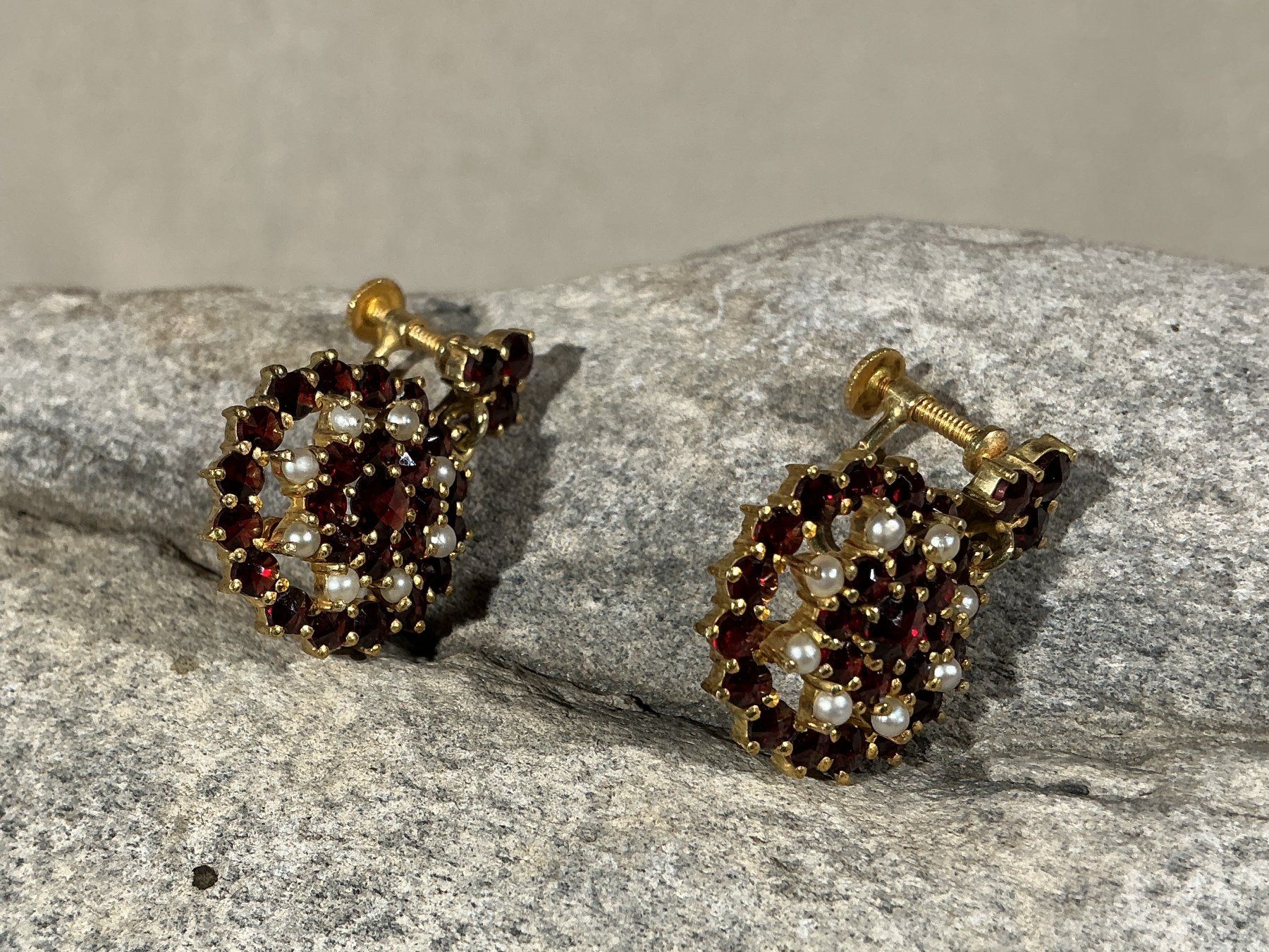 Orecchini pendenti & Orecchini a lobo: BÖHMISCHER GRANATSCHMUCK Ohrclip mit Perlen – Nuovo (secondo la descrizione) da Richterswil venduto da Restwert_Richterswil 3