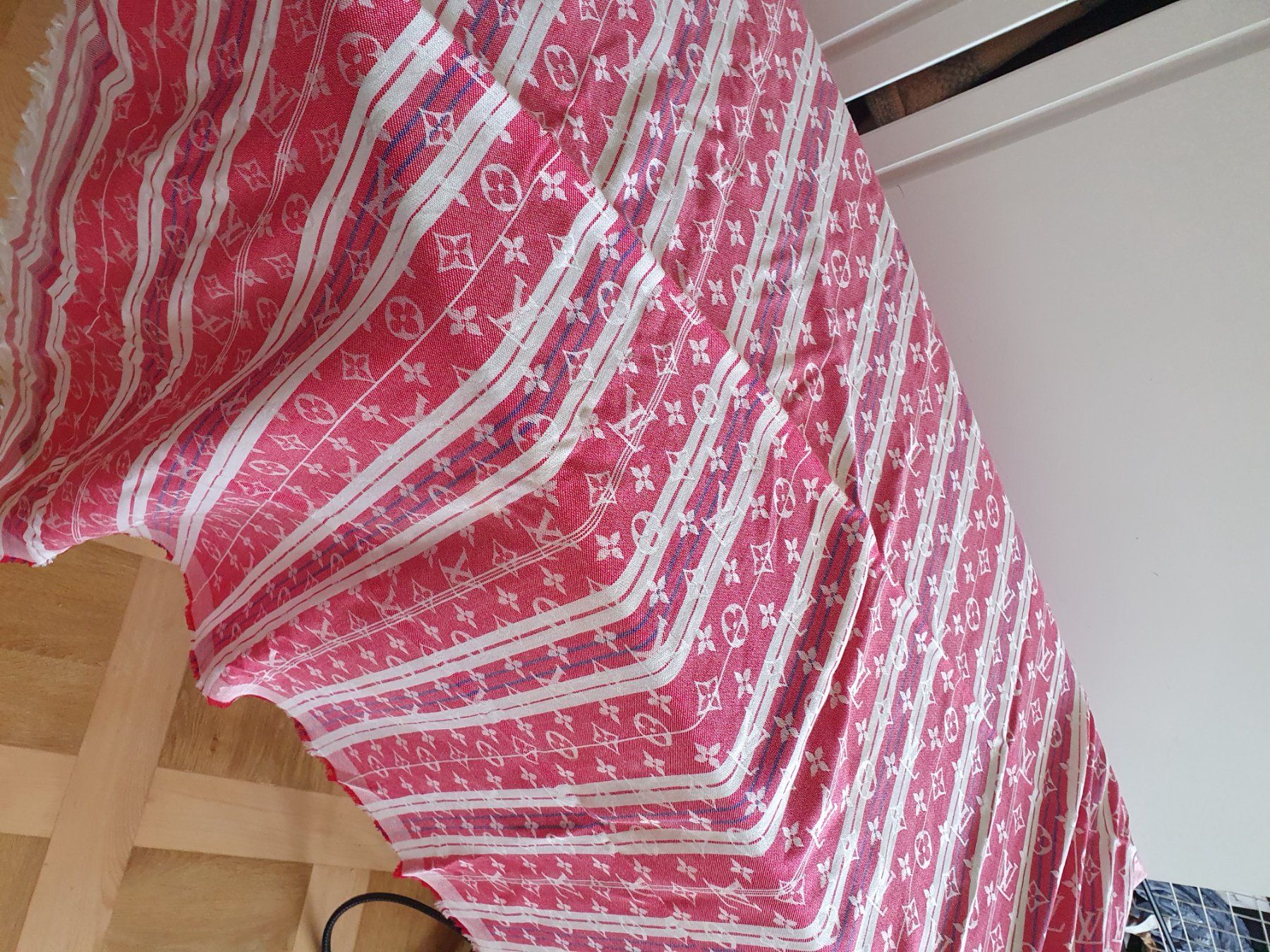 Louis Vuitton Foulard & Sciarpe: LOUIS VUITTON, SCHAL, Seide /Wolle, Special Edition – Nuovo (secondo la descrizione) da Lausanne venduto da Robino777 5
