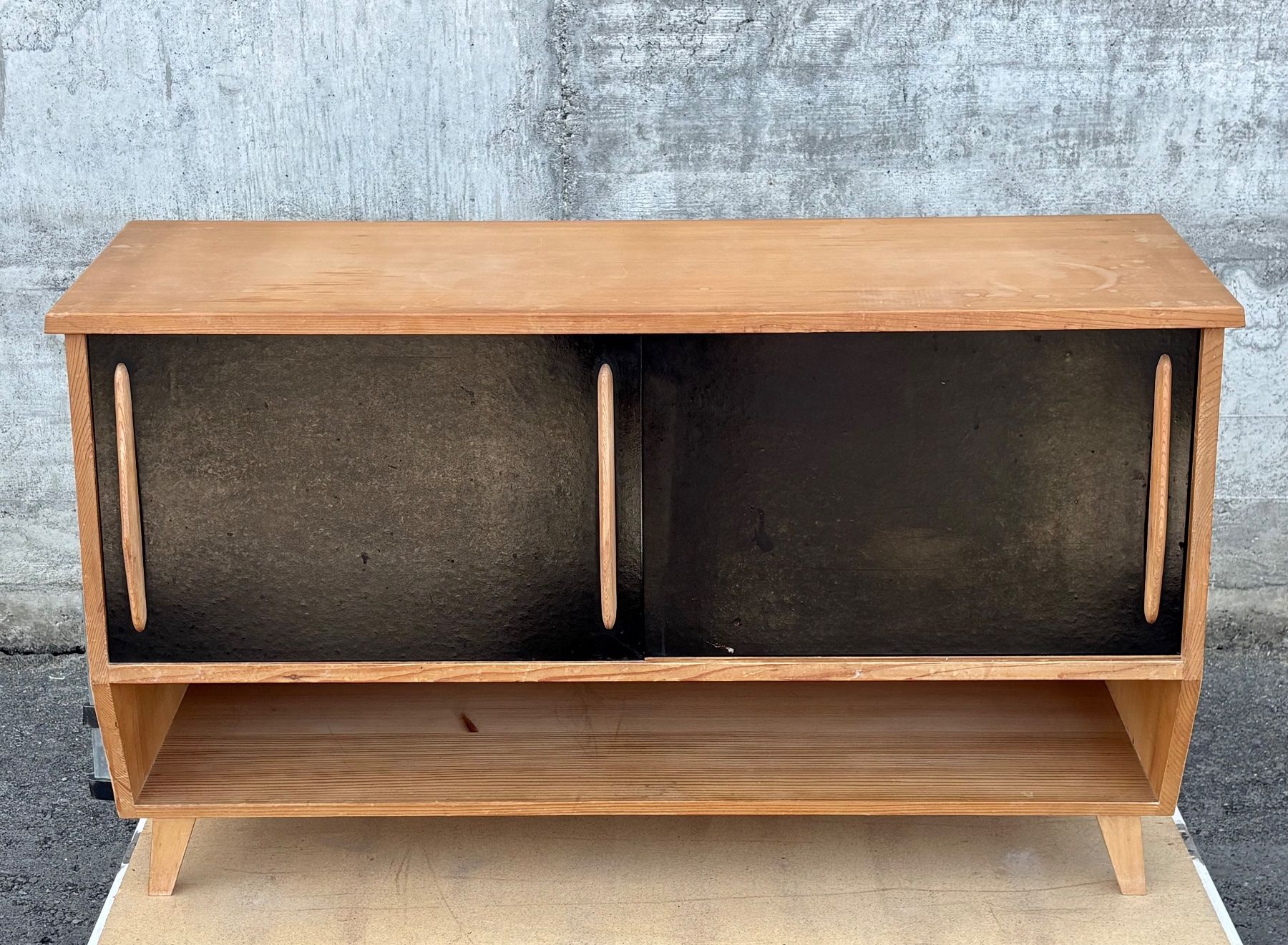 Kommoden: 50er Jahre Kommode / Sideboard mit Schiebetüren – Gebraucht aus Lüchingen von Eeizo 1