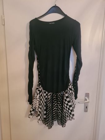 Kleid aus Stretchstoff mit Noppen und Kunstleder