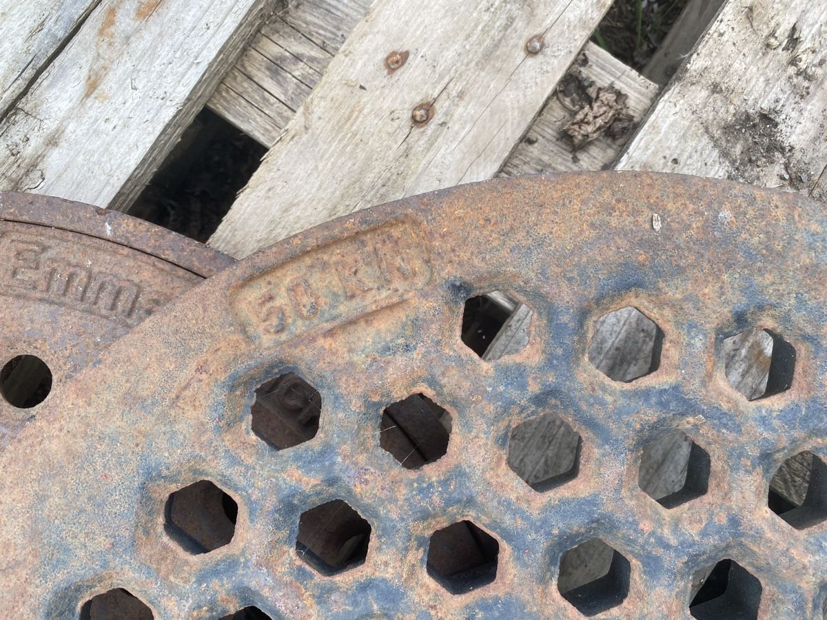 Autres matériaux de construction: Schachtdeckel  – D'occasion à Menzingen par Edelmuni7 2