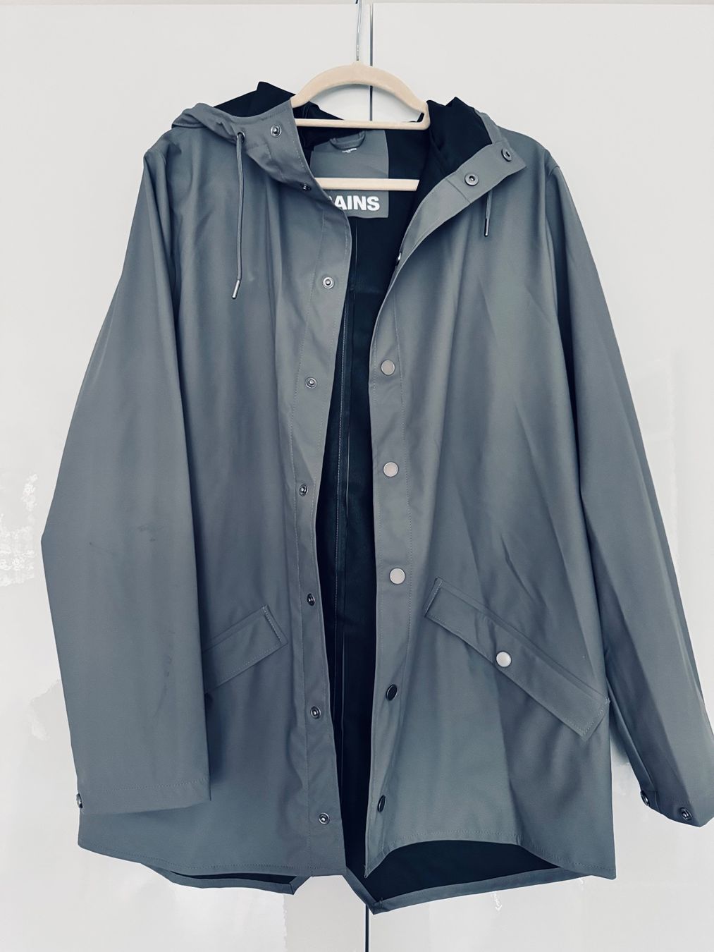 Rains Giacche: RAINS Regenjacke Grau Grösse M – Usato da Ennetbaden venduto da DanielCPH