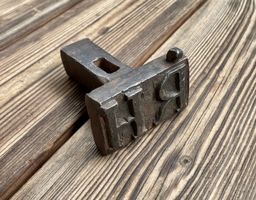 antiker geschmiedeter Schlagstempel mit den Buchstaben  RH