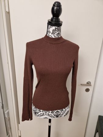 Zwei brauner und beige Rippenpullover, Grösse M,
