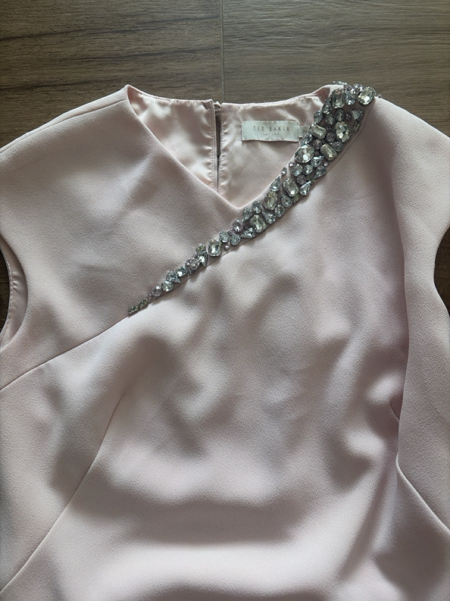 Ted Baker Kleider: Ted Baker Kleid mit Strass und Cut out – Gebraucht aus Wangen b. Olten von Nanii 1