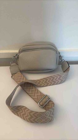 Umhängetasche grau beige mit gemustertem Riemen