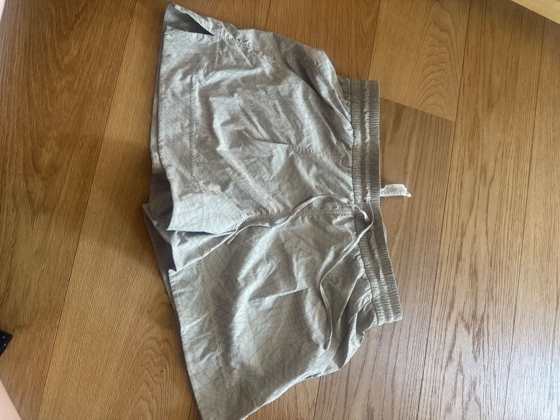 Lululemon Pantalons: Kurze Shorts Grösse 10 – D'occasion à Mönchaltorf par Mana123 2