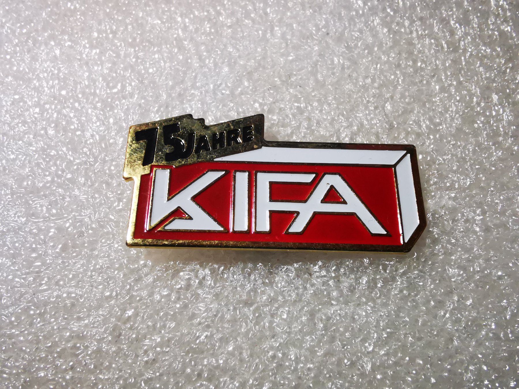 Plaketten & Abzeichen: Ansteckpin 8: 75 Jahre Kifa – Gebraucht aus Oppligen von Pin-Fall-Shop