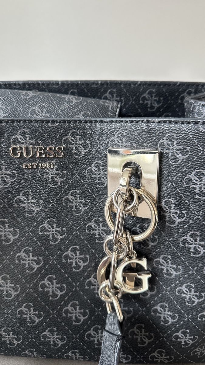 Guess Borse da donna: Guess Handtasche Grau Monogramm – Usato da Waldstatt venduto da Car_na 4