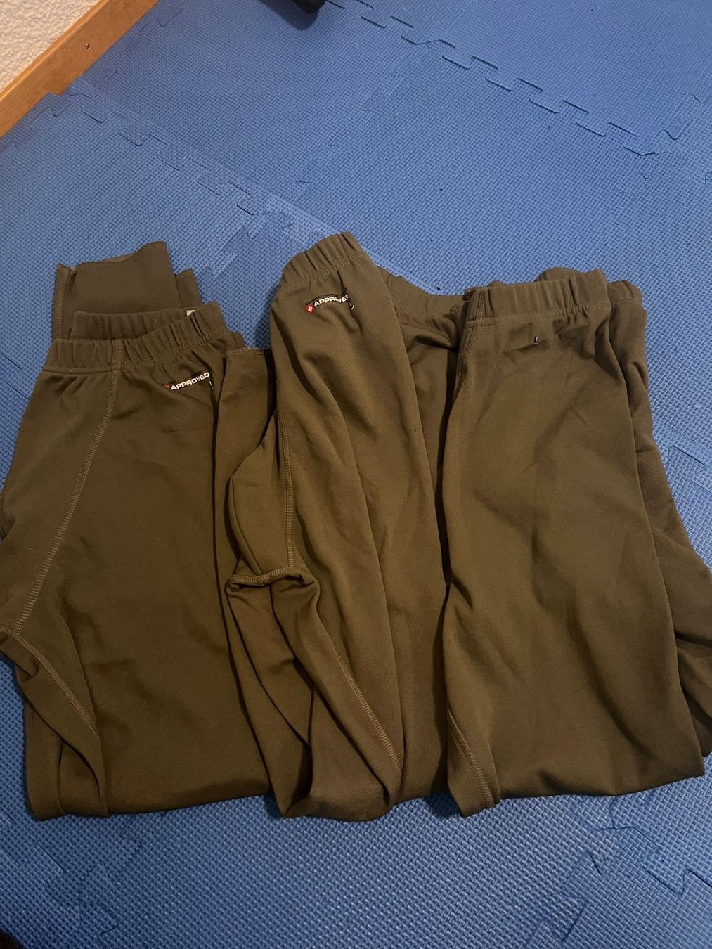 Schweizer Armee Uniformen: 3x Lange Unterhosen, Schweizer Militär, Grösse L, Polyester – Gebraucht aus Gossau SG von schlitzerdemon