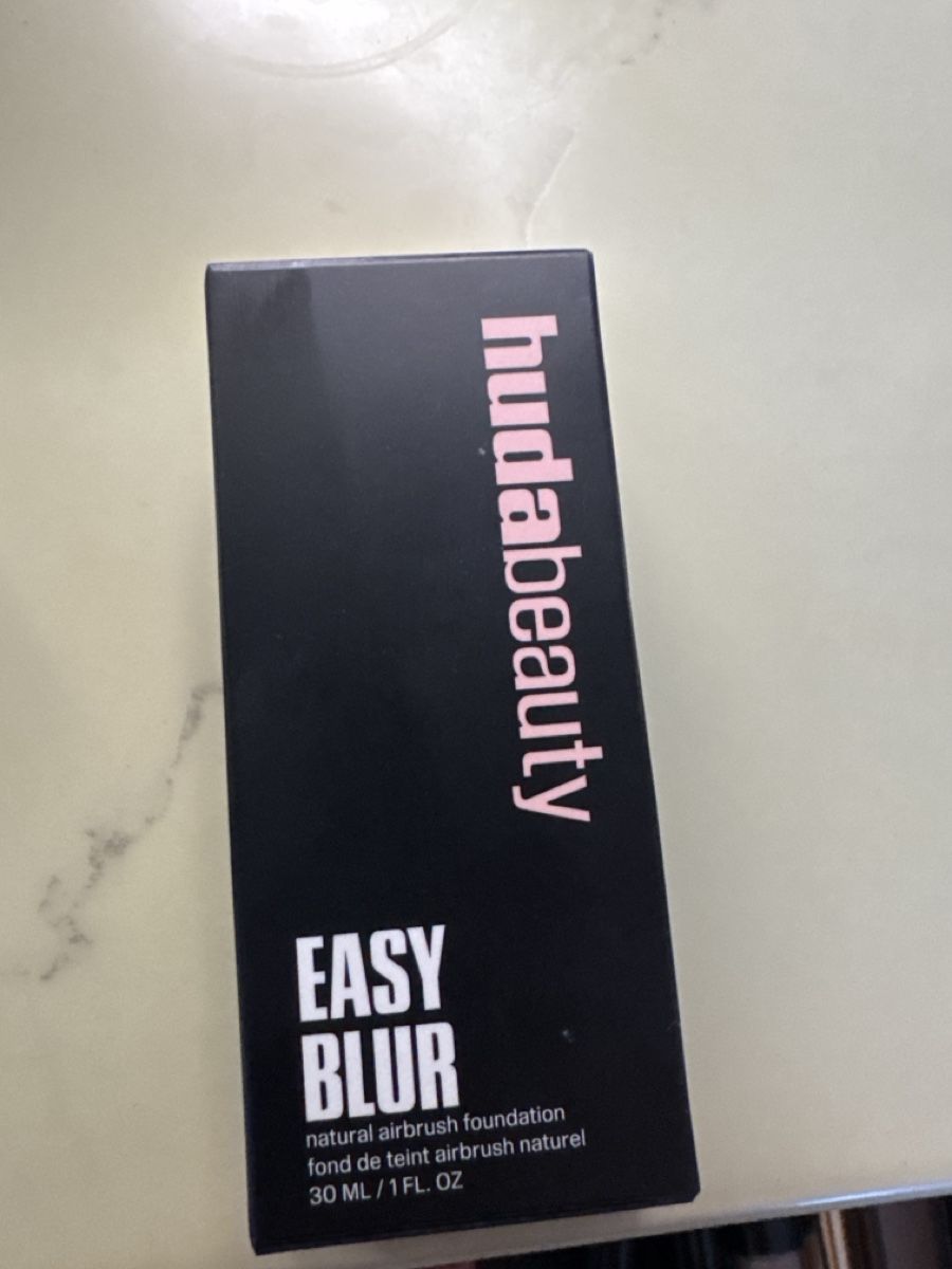 Huda Beauty Make-up: Huda Beauty Foundation – Nuovo (secondo la descrizione) da Lotzwil venduto da meeli0608