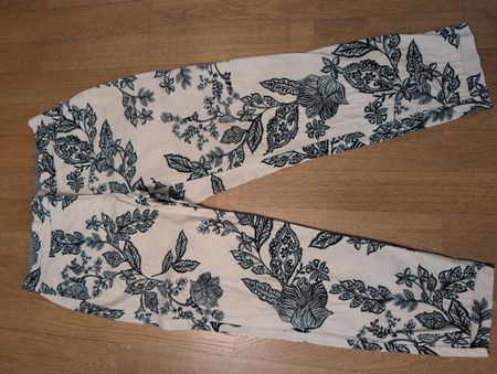 Stoffhose Taifun mit Blumenmuster weiss blau Grösse 40