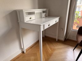 Weisser Schreibtisch mit Aufsatz & Stuhl