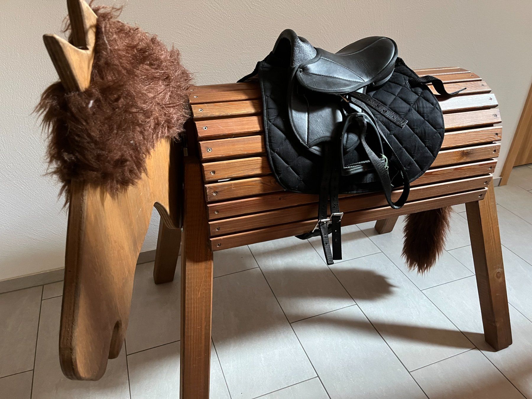 Giocattoli: Holzpferd mit Sattel und Satteldecke – Usato da Chur venduto da hra_829b 2